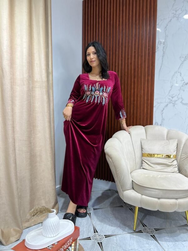 Robe Katifa Rose– Broderie Florale